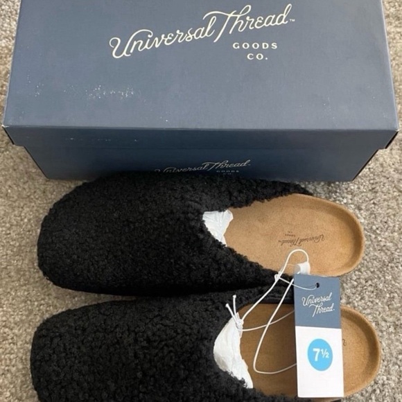 Universal Thread Black Slip-On Shoes - Picture 2 of 6